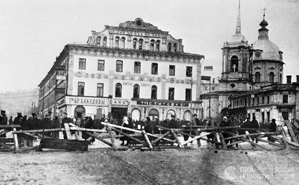 Баррикады на Арбатской площади в дни Октябрьских боев. 1917 год Баррикады на Арбатской площади в дни Октябрьских боев. 1917 год