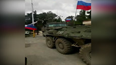 Военные на бронетехнике с флагами РФ прибыли в сирийский Африн. Съемка очевидца Военные на бронетехнике с флагами РФ прибыли в сирийский Африн. Съемка очевидца