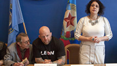 Джефф Монсон во время получения диплома Почетного доктора наук Луганского национального университета им. Т. Шевченко. 21 марта 2017 Джефф Монсон во время получения диплома Почетного доктора наук Луганского национального университета им. Т. Шевченко. 21 марта 2017