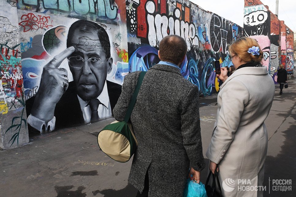 Граффити с портретом министра иностранных дел РФ Сергея Лаврова на стене в Весковском тупике в Москве