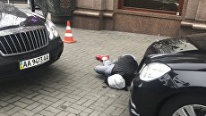 Тело мужчины возле места убийства бывшего депутата Госдумы России Дениса Вороненкова в Киеве, Украина. 23 марта 2017 Тело мужчины возле места убийства бывшего депутата Госдумы России Дениса Вороненкова в Киеве, Украина. 23 марта 2017