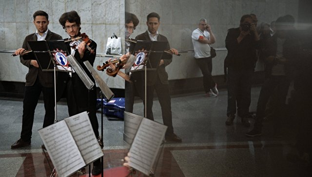Музыканты выступают в северном вестибюле станции Маяковская московского метрополитена. Архивное фото