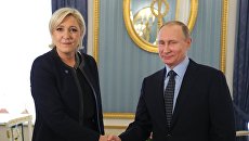 Президент РФ Владимир Путин и лидер политической партии Франции Национальный фронт, кандидат в президенты Франции Марин Ле Пен во время встречи. 24 марта 2017 Президент РФ Владимир Путин и лидер политической партии Франции Национальный фронт, кандидат в президенты Франции Марин Ле Пен во время встречи. 24 марта 2017