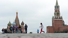 Храм Василия Блаженного и Спасская башня Московского Кремля. Архивное фото Храм Василия Блаженного и Спасская башня Московского Кремля. Архивное фото