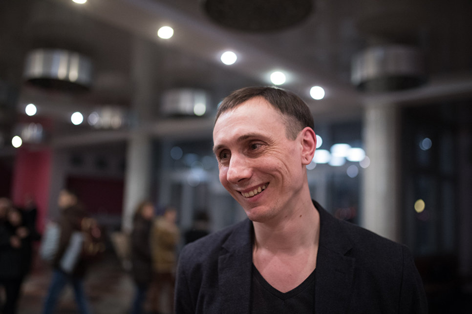© РИА Новости. Евгений Биятов / Хореограф Артем Игнатьев перед показом танцевального спектакля Завод машин композитора Андрея Кулигина в Культурном центре ЗИЛ в Москве