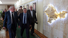 Председатель Госсовета Республики Крым Владимир Константинов во время встречи с делегацией немецких политиков и бизнесменов посетивших Крым Председатель Госсовета Республики Крым Владимир Константинов во время встречи с делегацией немецких политиков и бизнесменов посетивших Крым
