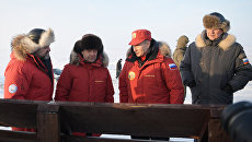 Президент РФ Владимир Путин во время посещения острова Земля Александры архипелага Земля Франца-Иосифа. 29 марта 2017 Президент РФ Владимир Путин во время посещения острова Земля Александры архипелага Земля Франца-Иосифа. 29 марта 2017