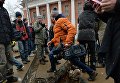 Журналисты и горожане у подземной комнаты, обнаруженной археологами у основания Китайгородской стены в Москве Журналисты и горожане у подземной комнаты, обнаруженной археологами у основания Китайгородской стены в Москве
