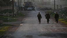 Бойцы сирийской армии в поселке Мадждаль к северу от города Хама. Архивное фото Бойцы сирийской армии в поселке Мадждаль к северу от города Хама. Архивное фото