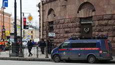 Автомобиль следственного комитета РФ у станции метро Технологический институт в Санкт-Петербурге, где произошел взрыв Автомобиль следственного комитета РФ у станции метро Технологический институт в Санкт-Петербурге, где произошел взрыв