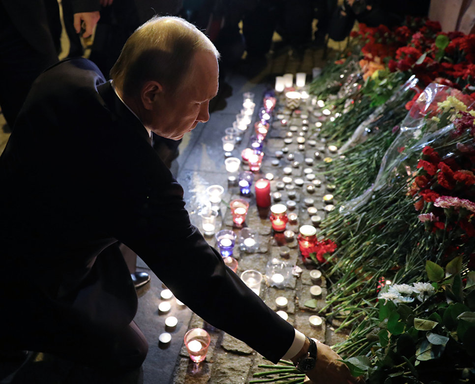 Президент РФ Владимир Путин во время возложения цветов у станции метро Технологический институт в Санкт-Петербурге Президент РФ Владимир Путин во время возложения цветов у станции метро Технологический институт в Санкт-Петербурге