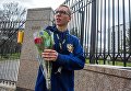 Юноша принес цветы к посольству РФ в США почтить память погибших в результате взрыва в метро Санкт-Петербурга Юноша принес цветы к посольству РФ в США почтить память погибших в результате взрыва в метро Санкт-Петербурга