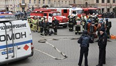 Сотрудники правоохранительных органов и пожарной службы МЧС РФ у станции метро Сенная площадь в Санкт-Петербурге. 4 апреля 2017 Сотрудники правоохранительных органов и пожарной службы МЧС РФ у станции метро Сенная площадь в Санкт-Петербурге. 4 апреля 2017