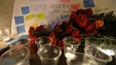 Цветы и свечи в память о жертвах теракта в метро Санкт-Петербурга Цветы и свечи в память о жертвах теракта в метро Санкт-Петербурга