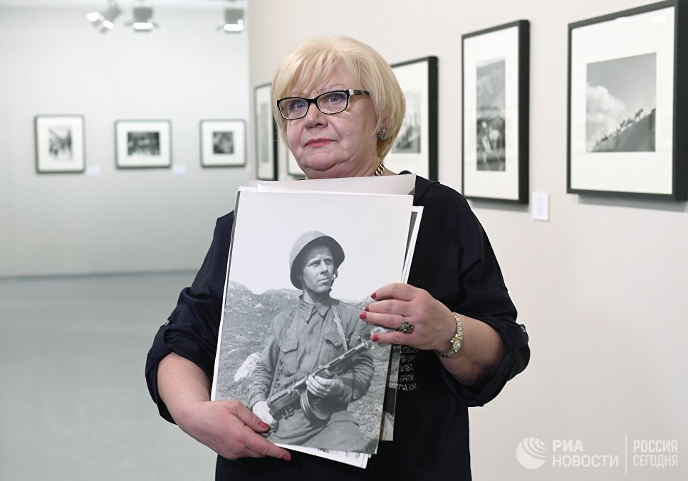 Анна Халдей, дочь знаменитого фотографа на открытии фотовыставки Евгений Халдей. Ретроспектива в Мультимедиа Арт Музее Анна Халдей, дочь знаменитого фотографа на открытии фотовыставки Евгений Халдей. Ретроспектива в Мультимедиа Арт Музее