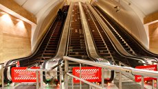 Закрытый эскалатор в метро Санкт-Петербурга. Архивное фото Закрытый эскалатор в метро Санкт-Петербурга. Архивное фото