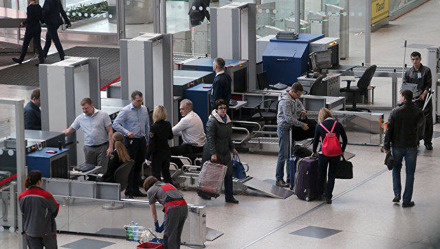 Зона досмотра пассажиров в аэропорту Домодедово. Архивное фото