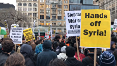 Руки прочь от Сирии – в США прошли протесты против авиаудара по базе Шайрат Руки прочь от Сирии – в США прошли протесты против авиаудара по базе Шайрат