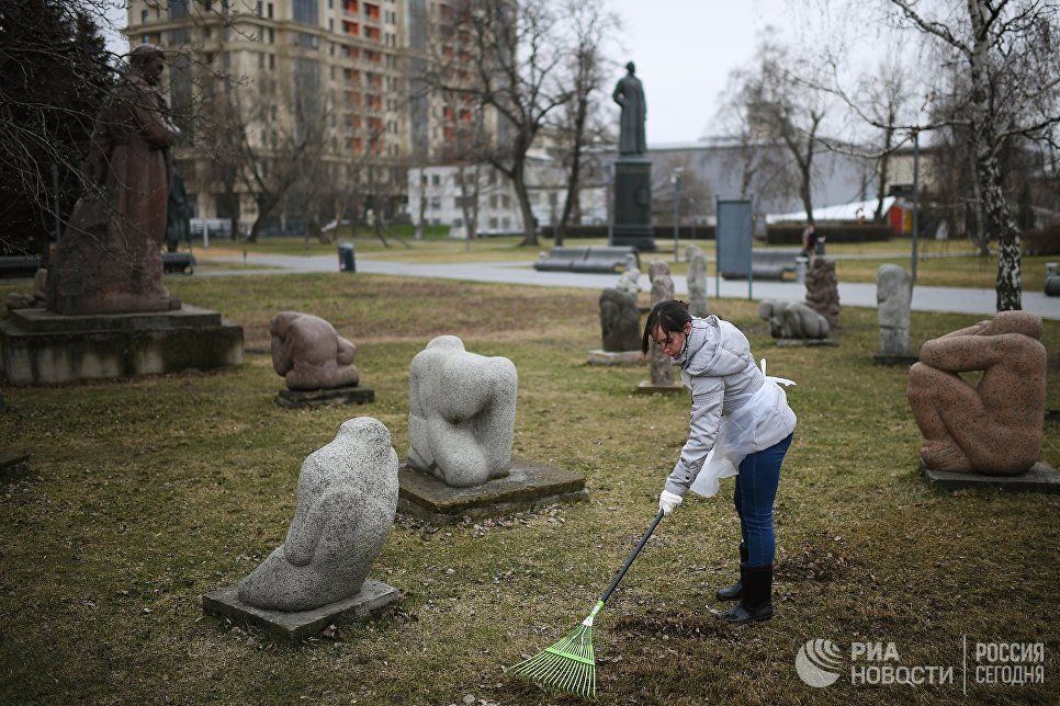 Участница общегородского субботника За чистоту искусства в парке Музеон Участница общегородского субботника За чистоту искусства в парке Музеон
