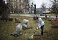 Участница общегородского субботника За чистоту искусства в парке Музеон Участница общегородского субботника За чистоту искусства в парке Музеон