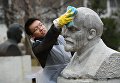 Участники общегородского субботника За чистоту искусства в парке Музеон Участники общегородского субботника За чистоту искусства в парке Музеон