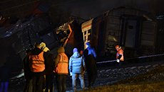 На месте столкновения пассажирского поезда и электрички в районе улицы Герасима Курина в Москве На месте столкновения пассажирского поезда и электрички в районе улицы Герасима Курина в Москве
