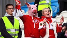 Болельщики ФК Спартак во время матча чемпионата России по футболу между командами ФК Уфа и Спартак. 9 апреля 2017 Болельщики ФК Спартак во время матча чемпионата России по футболу между командами ФК Уфа и Спартак. 9 апреля 2017