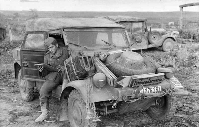 Немецкий военный автомобиль Kubelwagen. 1943 год Немецкий военный автомобиль Kubelwagen. 1943 год