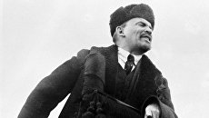 Владимир Ильич Ленин произносит речь с трибуны на Красной площади в день празднования I-ой годовщины Великой Октябрьской социалистической революции Владимир Ильич Ленин произносит речь с трибуны на Красной площади в день празднования I-ой годовщины Великой Октябрьской социалистической революции