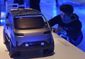 Посетитель на открытии первой Московской биеннале дизайна и 23-ей выставки маркетинговых коммуникаций Дизайн и реклама в Центральном доме художника в Москве Посетитель на открытии первой Московской биеннале дизайна и 23-ей выставки маркетинговых коммуникаций Дизайн и реклама в Центральном доме художника в Москве