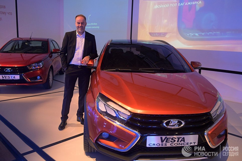 Дизайнер компании АвтоВАЗ Стив Маттин у автомобиля Лада Веста на открытии первой Московской биеннале дизайна и 23-ей выставки маркетинговых коммуникаций Дизайн и реклама в Центральном доме художника в Москве Дизайнер компании АвтоВАЗ Стив Маттин у автомобиля Лада Веста на открытии первой Московской биеннале дизайна и 23-ей выставки маркетинговых коммуникаций Дизайн и реклама в Центральном доме художника в Москве