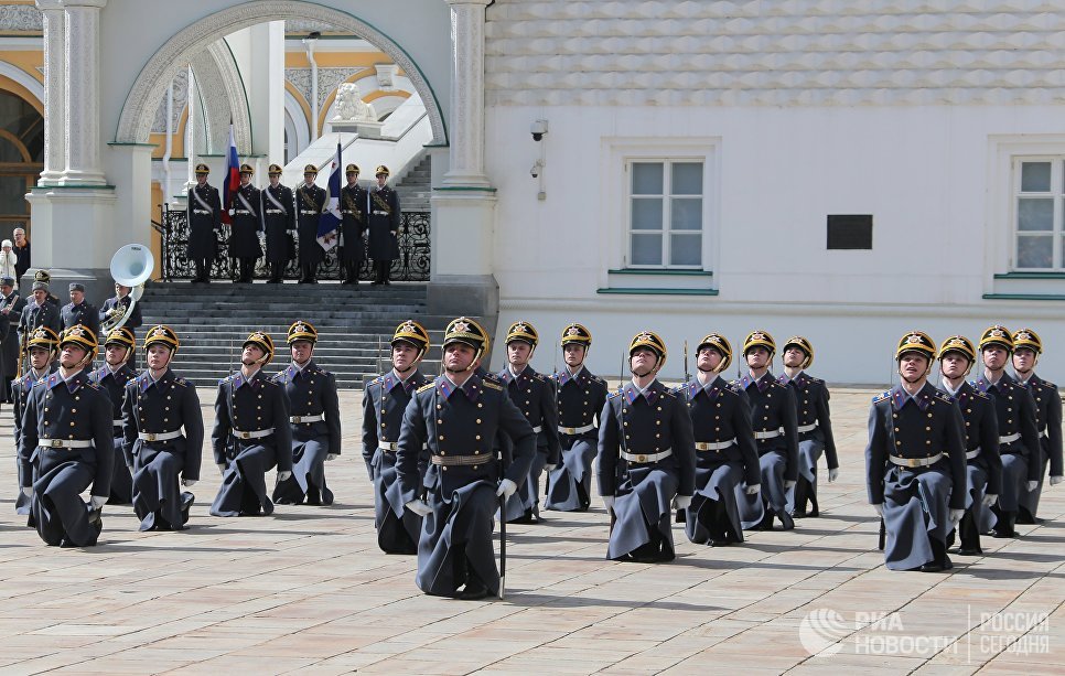 Военнослужащие Президентского полка во время первой в этом году церемонии развода пеших и конных караулов на Соборной площади Московского Кремля Военнослужащие Президентского полка во время первой в этом году церемонии развода пеших и конных караулов на Соборной площади Московского Кремля