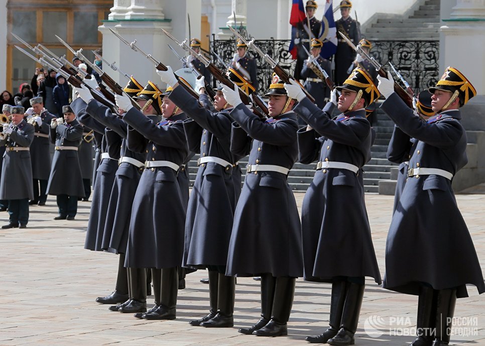 Военнослужащие Президентского полка во время первой в этом году церемонии развода пеших и конных караулов на Соборной площади Московского Кремля Военнослужащие Президентского полка во время первой в этом году церемонии развода пеших и конных караулов на Соборной площади Московского Кремля