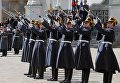 Военнослужащие Президентского полка во время первой в этом году церемонии развода пеших и конных караулов на Соборной площади Московского Кремля Военнослужащие Президентского полка во время первой в этом году церемонии развода пеших и конных караулов на Соборной площади Московского Кремля