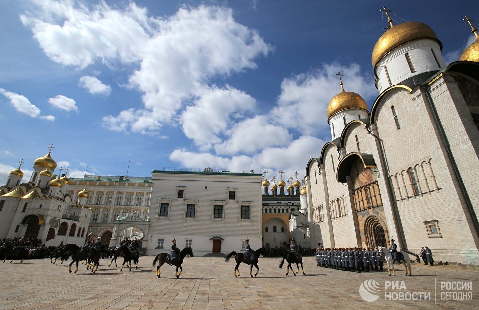 Военнослужащие Президентского полка во время первой в этом году церемонии развода пеших и конных караулов на Соборной площади Московского Кремля Военнослужащие Президентского полка во время первой в этом году церемонии развода пеших и конных караулов на Соборной площади Московского Кремля