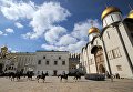 Военнослужащие Президентского полка во время первой в этом году церемонии развода пеших и конных караулов на Соборной площади Московского Кремля Военнослужащие Президентского полка во время первой в этом году церемонии развода пеших и конных караулов на Соборной площади Московского Кремля