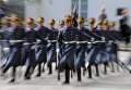 Военнослужащие Президентского полка во время первой в этом году церемонии развода пеших и конных караулов на Соборной площади Московского Кремля Военнослужащие Президентского полка во время первой в этом году церемонии развода пеших и конных караулов на Соборной площади Московского Кремля