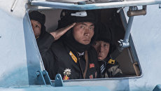Военнослужащие во время военного парада, приуроченного к 105-й годовщине со дня рождения Ким Ир Сена, в КНДР Военнослужащие во время военного парада, приуроченного к 105-й годовщине со дня рождения Ким Ир Сена, в КНДР