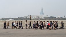Жители на одной из улиц в Пхеньяне. Архивное фото Жители на одной из улиц в Пхеньяне. Архивное фото