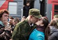 Призывник прощается с девушкой на перроне вокзала в Омске Призывник прощается с девушкой на перроне вокзала в Омске