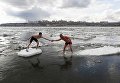 Спортсмены во время зимнего купания в реке Енисей, Красноярск Спортсмены во время зимнего купания в реке Енисей, Красноярск
