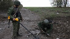 Саперы обследуют дорогу в районе подрыва автомобиля ОБСЕ возле села Пришиб в Луганской области. 25 апреля 2017 Саперы обследуют дорогу в районе подрыва автомобиля ОБСЕ возле села Пришиб в Луганской области. 25 апреля 2017