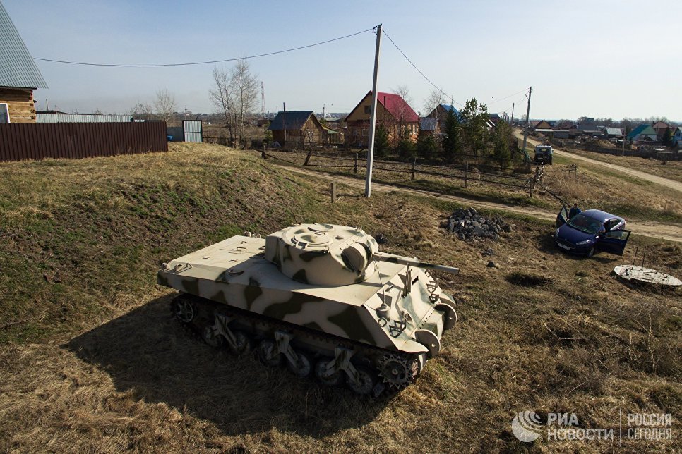 Американский танк Sherman, изготовленный мастером Максимом Свеклой, на стоянке перед его домом в поселке Большой Оеш Новосибирской области Американский танк Sherman, изготовленный мастером Максимом Свеклой, на стоянке перед его домом в поселке Большой Оеш Новосибирской области