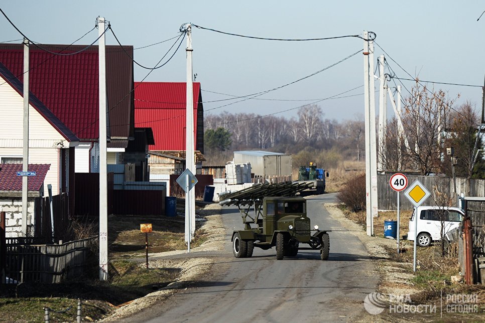 Мастер Максим Свекла едет на БМ-13 Катюша по дороге в поселке Большой Оеш Новосибирской области Мастер Максим Свекла едет на БМ-13 Катюша по дороге в поселке Большой Оеш Новосибирской области