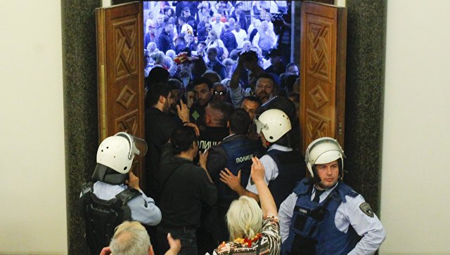 Демонстранты вторглись в строение парламента в Македонии