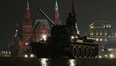 Танк Т-34-85 на репетиции парада Победы на Красной площади Танк Т-34-85 на репетиции парада Победы на Красной площади