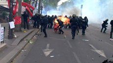 Огонь и дым на улицах Парижа: столкновения протестующих с полицией 1 мая Огонь и дым на улицах Парижа: столкновения протестующих с полицией 1 мая