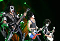 Музыканты группы Kiss Джин Симмонс, Пол Стэнли и Томми Тайер выступают на концерте в СК Олимпийский в Москве Музыканты группы Kiss Джин Симмонс, Пол Стэнли и Томми Тайер выступают на концерте в СК Олимпийский в Москве