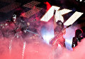 Музыканты группы Kiss выступают на концерте в СК Олимпийский в Москве Музыканты группы Kiss выступают на концерте в СК Олимпийский в Москве