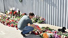 Мужчина возлагает цветы во время акции в память о погибших при пожаре в Доме профсоюзов на площади Куликово поле в Одессе. 2 мая 2017 Мужчина возлагает цветы во время акции в память о погибших при пожаре в Доме профсоюзов на площади Куликово поле в Одессе. 2 мая 2017